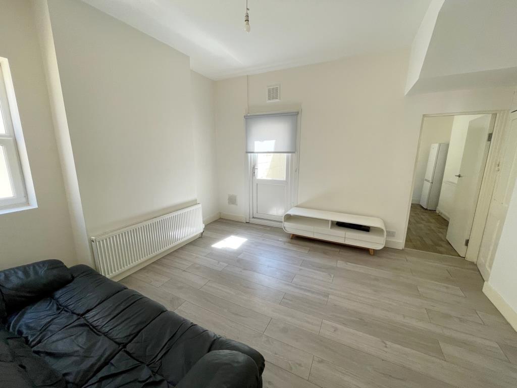 Lot: 117 - DETACHED PROPERTY ARRANGED AS TWO FLATS -